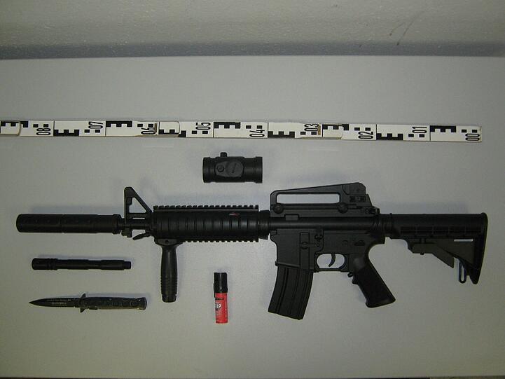 Die sichergestellte Soft-Air-Waffe des 49-Jährigen. Eine täuschend echt aussehende Kopie eines Sturmgewehrs.