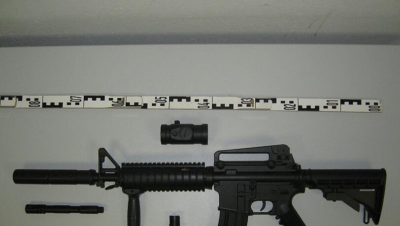 Die sichergestellte Soft-Air-Waffe des 49-Jährigen. Eine täuschend echt aussehende Kopie eines Sturmgewehrs. Die sichergestellte Soft-Air-Waffe des 49-Jährigen. Eine täuschend echt aussehende Kopie eines Sturmgewehrs.