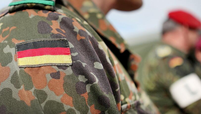 Wer Uniform trägt, darf kein extremistisches Gedankengut haben. Wer Uniform trägt, darf kein extremistisches Gedankengut haben.