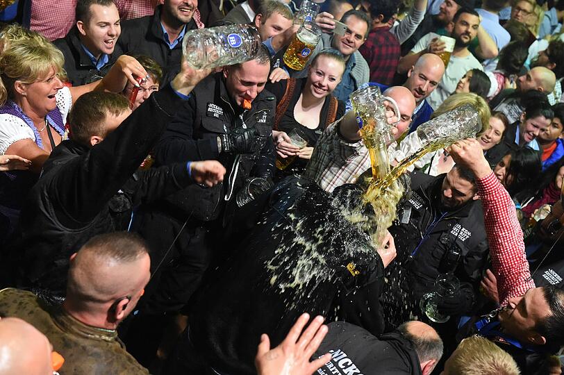 Auch die Ordner feierten kräftig das Wiesn-Ende.