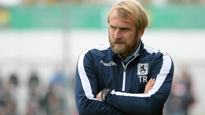 Zurück geht es zu den Amateuren der Giesinger. Und auch, wenn Bierofka hier grimmig schaut: Der TSV 1860 II erreicht unter seiner Leitung in der Saison 2016/17 den zweiten Platz der Regionalliga - wohl am wichtigsten: vor der Reserve des Rivalen aus der Säbener Straße. Zurück geht es zu den Amateuren der Giesinger. Und auch, wenn Bierofka hier grimmig schaut: Der TSV 1860 II erreicht unter seiner Leitung in der Saison 2016/17 den zweiten Platz der Regionalliga - wohl am wichtigsten: vor der Reserve des Rivalen aus der Säbener Straße.