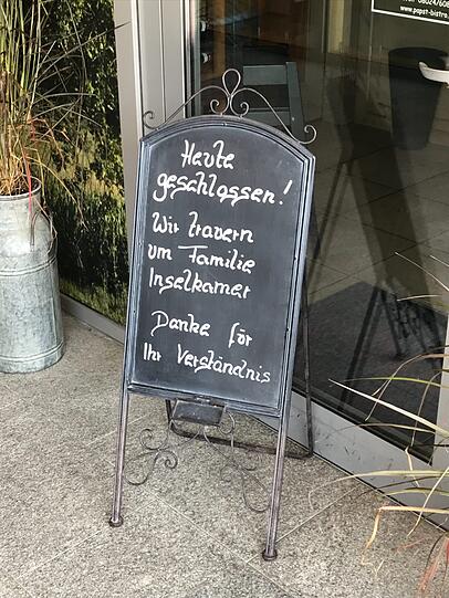 Dieses Schild stellte ein Bistro in Holzkirchen aus. Das Lokal in unmittelbarer Nachbarschaft der Firma blieb am Montag geschlossen.