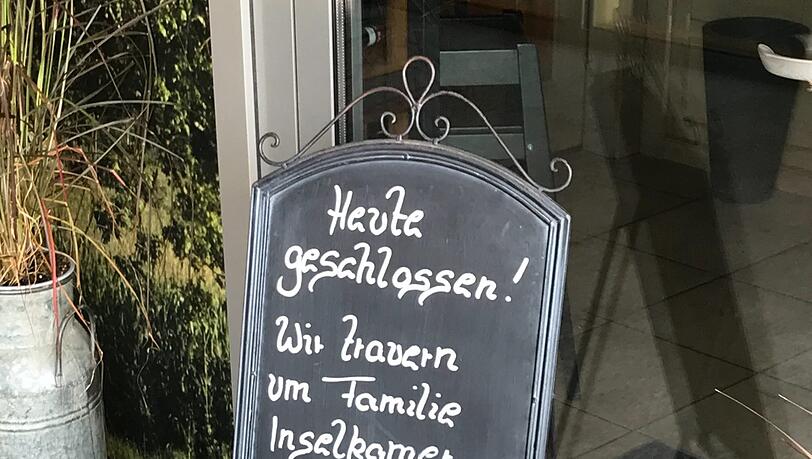 Dieses Schild stellte ein Bistro in Holzkirchen aus. Das Lokal in unmittelbarer Nachbarschaft der Firma blieb am Montag geschlossen.