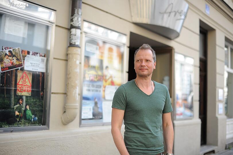 Christian Pfeil vor seinem Arena Kino.