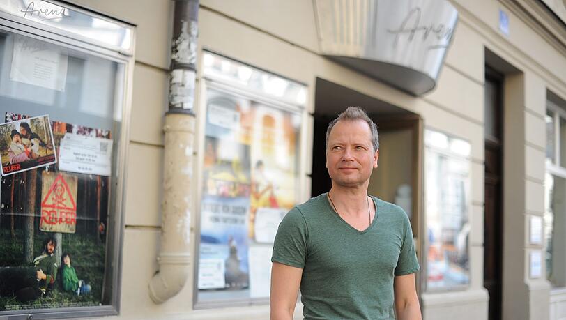 Christian Pfeil vor seinem Arena Kino. Christian Pfeil vor seinem Arena Kino.