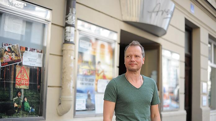 Christian Pfeil vor seinem Arena Kino.