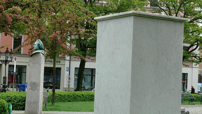 Der rätselhafte Denkmalsockel am Gärtnerplatz wirkt ganz harmlos. Zumindest, bis man die Inschrift liest - siehe nächstes Foto.