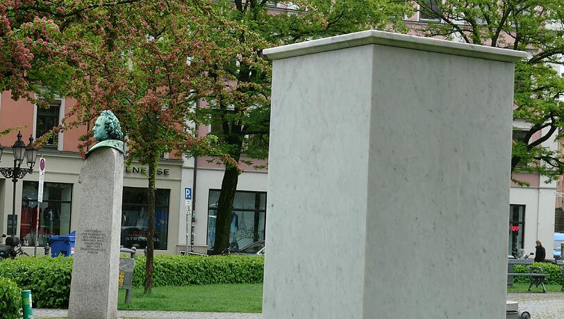Der rätselhafte Denkmalsockel am Gärtnerplatz wirkt ganz harmlos. Zumindest, bis man die Inschrift liest - siehe nächstes Foto. Der rätselhafte Denkmalsockel am Gärtnerplatz wirkt ganz harmlos. Zumindest, bis man die Inschrift liest - siehe nächstes Foto.