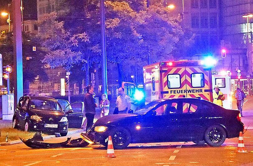 Zwei Autos stießen in der Nacht auf Donnerstag am Lenbachplatz zusammen - alle sechs beteiligten Insassen wurden verletzt.