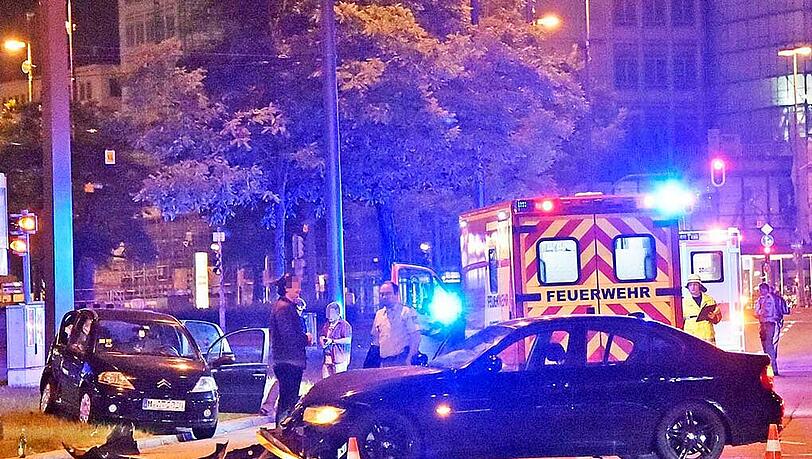 Zwei Autos stießen in der Nacht auf Donnerstag am Lenbachplatz zusammen - alle sechs beteiligten Insassen wurden verletzt.