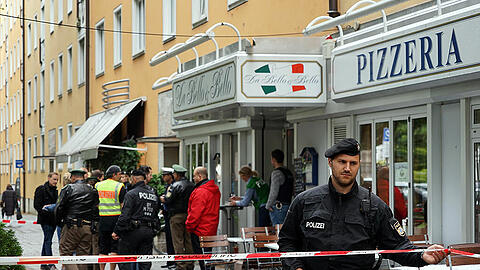 Die Polizei hat in Schwabing eine Frau mit Messer im Kopf aufgefunden. Die Bilder vom Tatort.