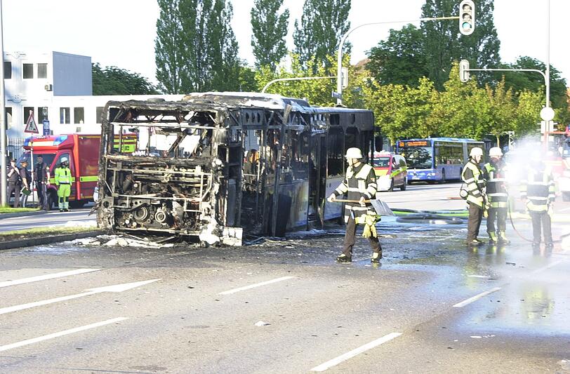Der Bus fing auf der Fahrt plötzlich Feuer.