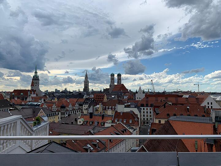 Die Dachterrasse zählt zu den spektakulärsten in München.