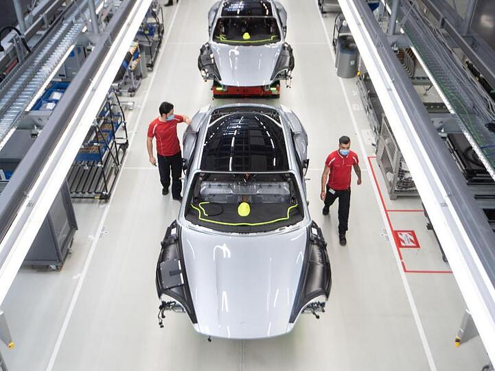 Mitarbeiter der Porsche AG. Die Aufträge in der deutschen Autobranche wachsen stark.