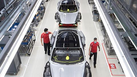 Mitarbeiter der Porsche AG. Die Aufträge in der deutschen Autobranche wachsen stark.