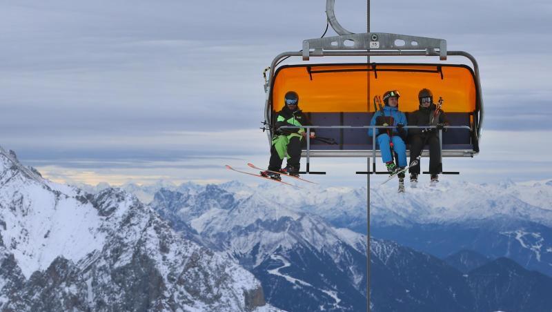 Wintersportler sitzen auf der Zugspitze in einem Sessellift. Foto: Karl-Josef Hildenbrand/Archiv Wintersportler sitzen auf der Zugspitze in einem Sessellift. Foto: Karl-Josef Hildenbrand/Archiv