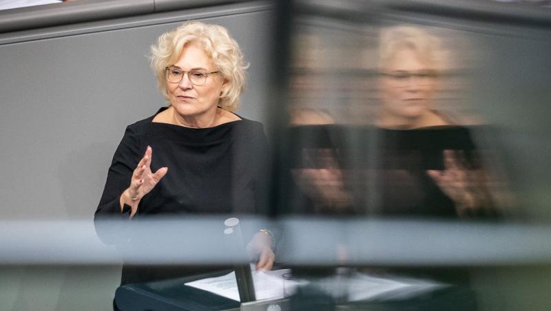 Bundesjustizministerin Christine Lambrecht ein Maßnahmenpaket gegen Hass im Internet beschließen. Bundesjustizministerin Christine Lambrecht ein Maßnahmenpaket gegen Hass im Internet beschließen.