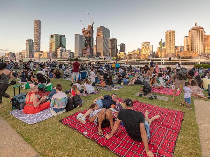 Entspannt warten die Menschen im australischen Brisbane auf das Silvesterfeuerwerk.