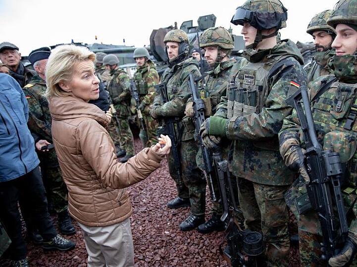 Bundesverteidigungsministerin Ursula von der Leyen (CDU) besucht deutsche Truppen bei dem Nato-Manöver Trident Juncture.
