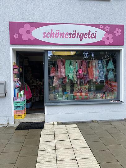 In der Agnes-Bernauer-Straße findet man kleine Läden. In der Agnes-Bernauer-Straße findet man kleine Läden.