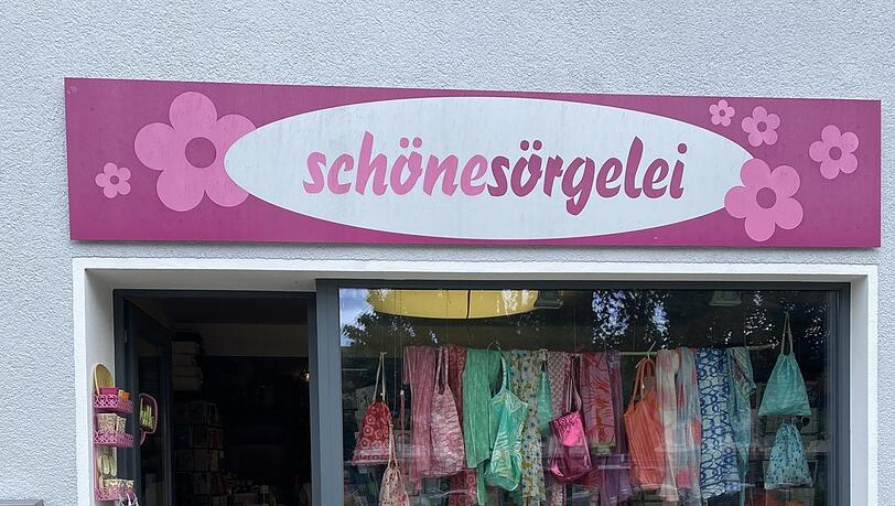 In der Agnes-Bernauer-Straße findet man kleine Läden. In der Agnes-Bernauer-Straße findet man kleine Läden.