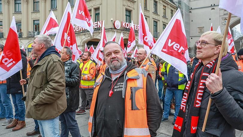 "Ich merke einfach, dass es langsam nimmer geht", sagt Manni Schabmair (58). Er fährt seit 25 Jahren Müllautos in München.