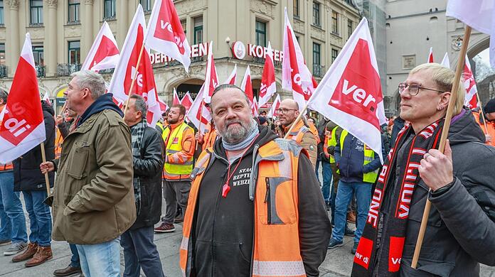"Ich merke einfach, dass es langsam nimmer geht", sagt Manni Schabmair (58). Er fährt seit 25 Jahren Müllautos in München.