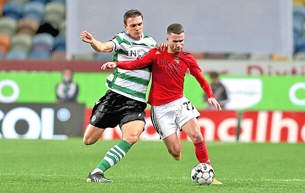 Ausgeprägte Rivalität: Palhinha (l.) im grün-weißen Trikot von Sporting, in einem Derby 2021 gegen Benficas Rafa Silva. Ausgeprägte Rivalität: Palhinha (l.) im grün-weißen Trikot von Sporting, in einem Derby 2021 gegen Benficas Rafa Silva.