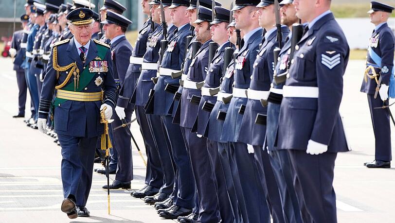 König Charles hat die RAF Lossiemouth in Schottland besucht.
