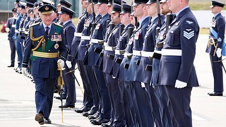 König Charles hat die RAF Lossiemouth in Schottland besucht.