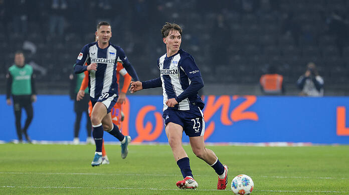 Im Visier des FC Bayern: Das 16-Jährige Riesentalent Kennet Eichhorn (im Vordergrund) von Hertha BSC Im Visier des FC Bayern: Das 16-Jährige Riesentalent Kennet Eichhorn (im Vordergrund) von Hertha BSC