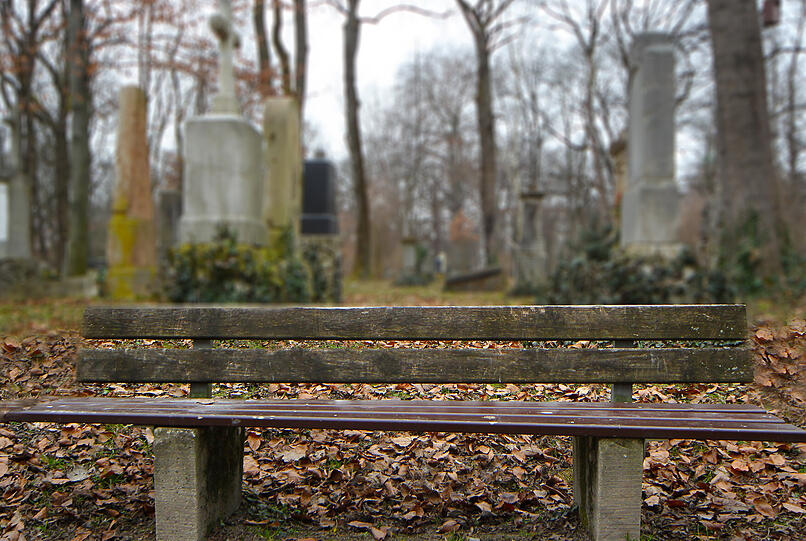 Trist? Malerisch! Diese Bank am Schwabinger Friedhof sucht die Studentin auf, wenn sie mal abschalten will.