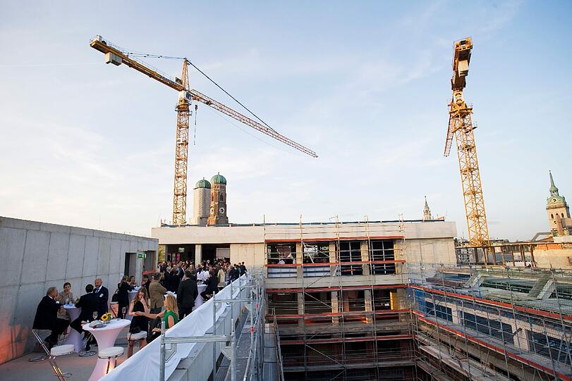 Dem Münchner Himmel so nah: Dachterrassen-Party der LBBW hoch über den Dächern der neuen Hofstatt - noch dominieren die Baukräne.