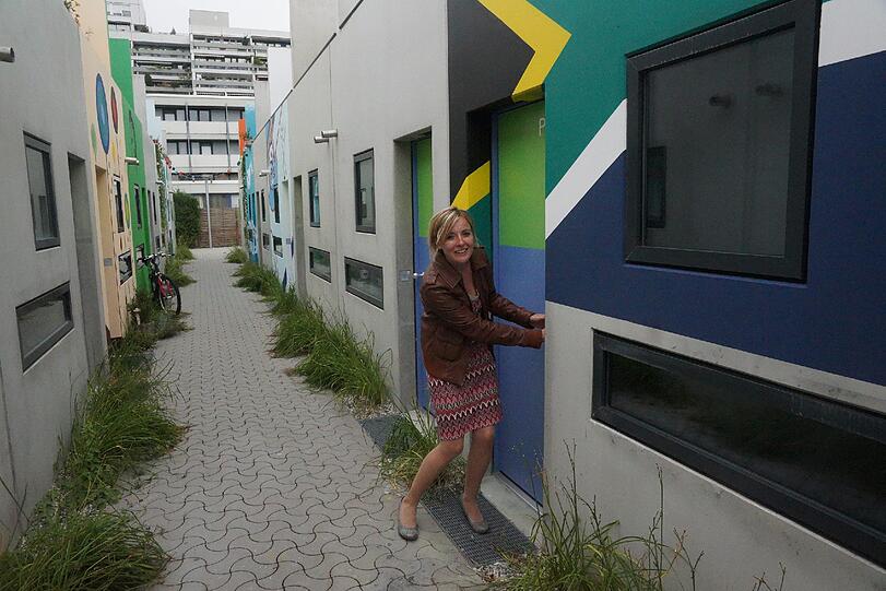 Ein Bungalow im Olympiadorf ist der Traum vieler Studenten &ndash; Katharina Lang vom Studentenwerk zeigt einen, der gestern verlost worden ist.