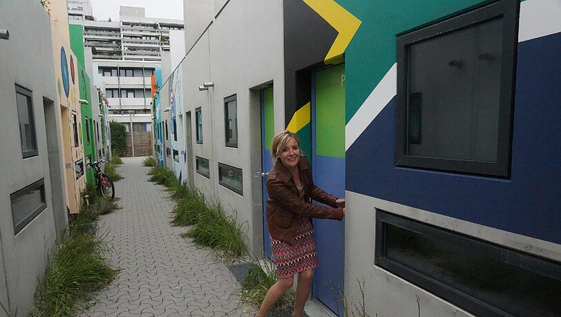 Ein Bungalow im Olympiadorf ist der Traum vieler Studenten – Katharina Lang vom Studentenwerk zeigt einen, der gestern verlost worden ist. Ein Bungalow im Olympiadorf ist der Traum vieler Studenten – Katharina Lang vom Studentenwerk zeigt einen, der gestern verlost worden ist.