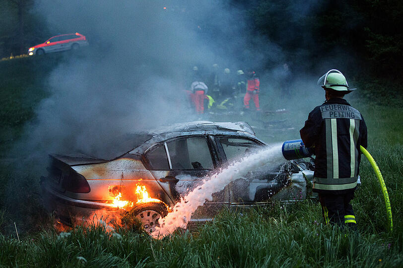 Gegen Baum geprallt: Bei einem Unfall bei Hainz am See ist ein 21-Jähriger schwer verletzt worden. Er hatte den BMW vorher aus einer Garage geklaut.
