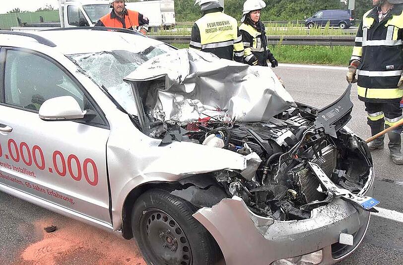 Auf der A99 bei Vaterstetten hat sich ein Auto unter einen Lkw geschoben. Der Pkw-Fahrer wurde verletzt in ein Krankenhaus gebracht.