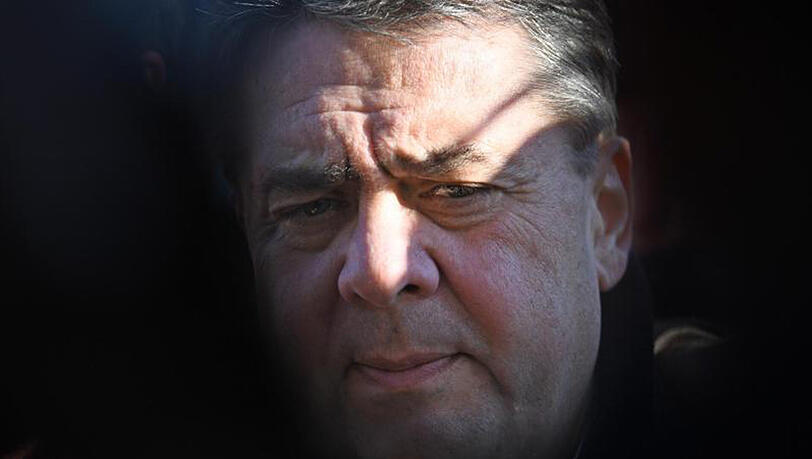 Gabriel: "Die härteste Waffe der Demokratie ist nicht das Militär, sondern zu zeigen, dass man in der Demokratie besser lebt als in Ländern ohne." Gabriel: "Die härteste Waffe der Demokratie ist nicht das Militär, sondern zu zeigen, dass man in der Demokratie besser lebt als in Ländern ohne."