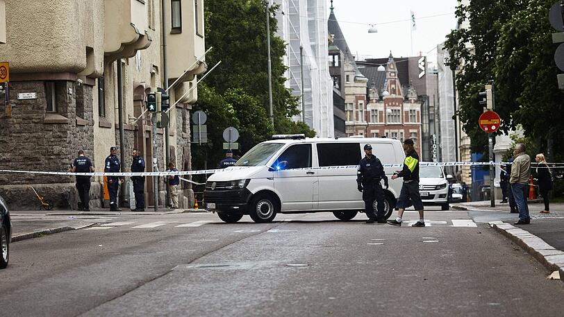 Rettungskräfte kommen in Helsinki an dem Unfallort an.
