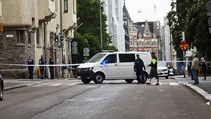 Rettungskräfte kommen in Helsinki an dem Unfallort an. Rettungskräfte kommen in Helsinki an dem Unfallort an.
