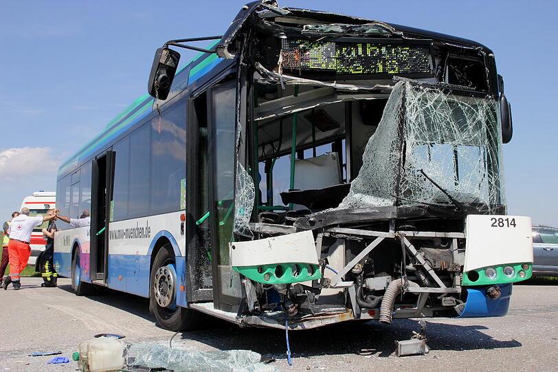 Bei dem Schulbus-Unfall wurden 15 Kinder und die beiden Busfahrer teils schwer verletzt.