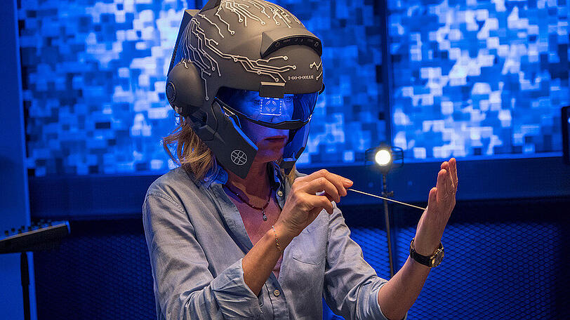 Kommissarin Charlotte Lindholm (Maria Furtwängler) testet einen Helm mit beklemmenden Eigenschaften