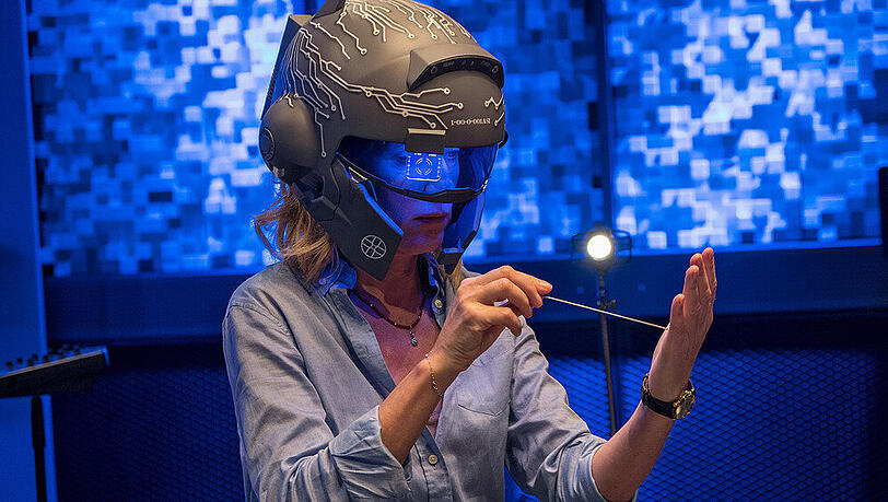 Kommissarin Charlotte Lindholm (Maria Furtwängler) testet einen Helm mit beklemmenden Eigenschaften Kommissarin Charlotte Lindholm (Maria Furtwängler) testet einen Helm mit beklemmenden Eigenschaften