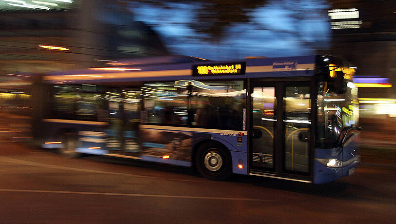 Der Busfahrer konnte nichts dafür. Die Unfallverursacherin fuhr einfach weiter. Der Busfahrer konnte nichts dafür. Die Unfallverursacherin fuhr einfach weiter.