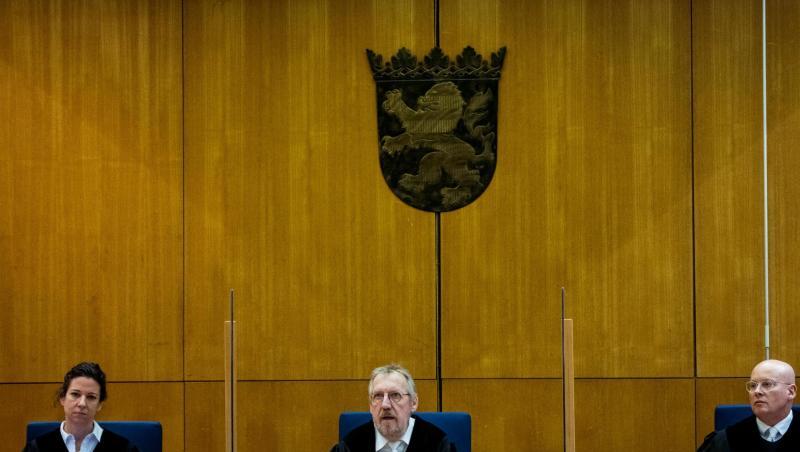 Der Vorsitzende Richter Thomas Sagebiel sitzt mit seinen beisitzenden Richtern an einem weiteren Verhandlungstag im Gerichtssaal des Oberlandesgerichts Frankfurt.