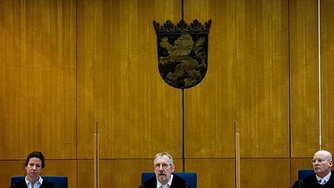 Der Vorsitzende Richter Thomas Sagebiel sitzt mit seinen beisitzenden Richtern an einem weiteren Verhandlungstag im Gerichtssaal des Oberlandesgerichts Frankfurt.