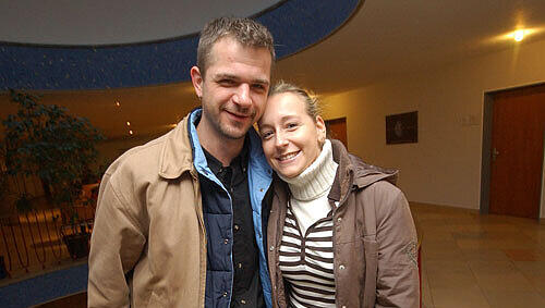 Susanne Veith und Holger Wüst: Seit zweieinhalb Jahren sind sie ein Paar. An ihrem Traumtermin, dem 08.08.08, werden sie heiraten. Susanne Veith und Holger Wüst: Seit zweieinhalb Jahren sind sie ein Paar. An ihrem Traumtermin, dem 08.08.08, werden sie heiraten.