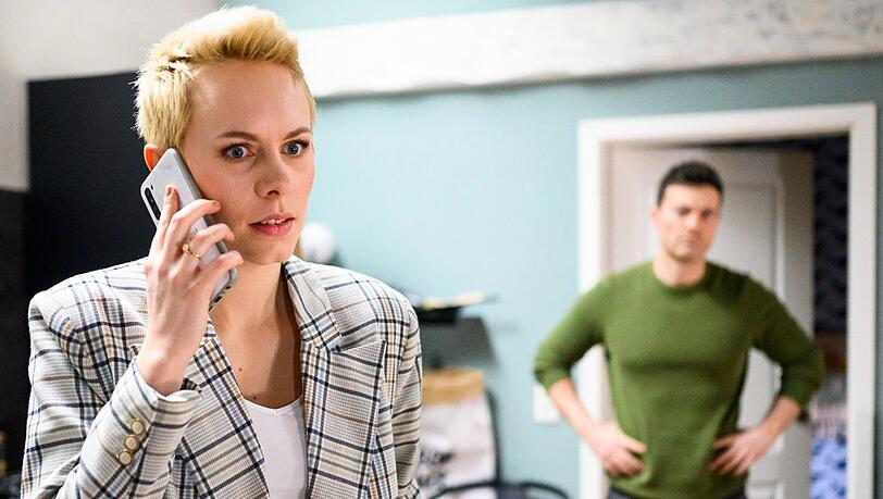 "Alles was zählt": Kim (l.) ahnt nichts von Bens (r.) Stress mit Kilian.