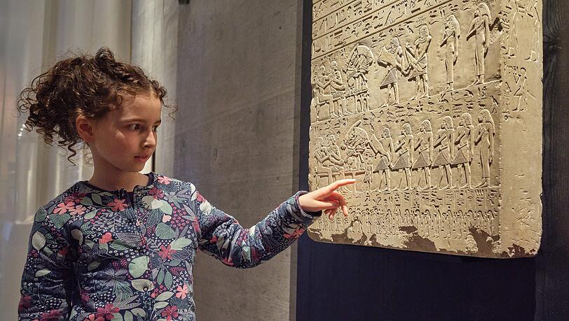 Wie haben Kinder im Alten Ägypten gelebt? Wer durfte lesen und schreiben lernen? Das erzählen auch ein paar Schrifttafeln.