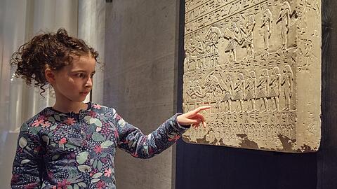 Wie haben Kinder im Alten Ägypten gelebt? Wer durfte lesen und schreiben lernen? Das erzählen auch ein paar Schrifttafeln.
